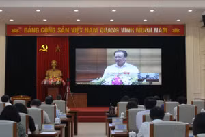 GS.TS Phùng Hữu Phú trình bày chuyên đề