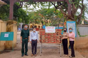 Công đoàn giáo dục Bắc Giang tặng quà học sinh và giáo viên tại khu cách ly Trung tâm GDNN-GDTX huyện Lục Ngạn