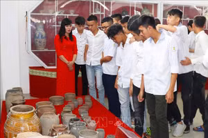 Học sinh Hưng Yên tìm hiểu về di tích lịch sử