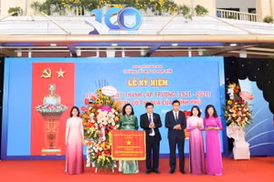 Thứ trưởng Nguyễn Hữu Độ trao cờ thi đua Chính phủ tặng Trường Tiểu học Lê Ngọc Hân.