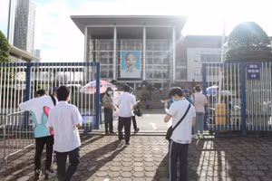 Các thí sinh tại điểm thi Trường THPT chuyên Hà Nội Amsterdam