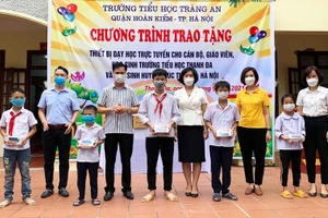 Trường Tiểu học Tràng An (quận Hoàn Kiếm) trao tặng thiết bị dạy học trực tuyến cho học sinh huyện Phúc Thọ.