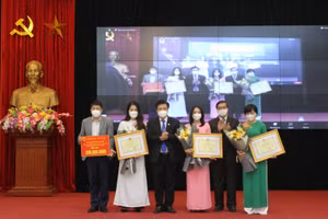 Thứ trưởng Bộ GD&ĐT Nguyễn Hữu Độ trao bằng khen cho các tác giả đạt giải.