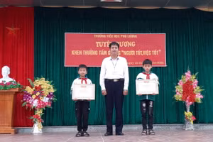 Thầy Mai Ngọc Út và các em học sinh được khen thưởng