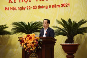 Giám đốc Sở GD&T Hà Nội Trần Thế Cương trình bày Tờ trình của UBND TP Hà Nội.