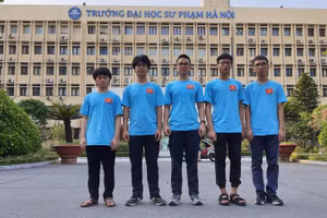 Trần Quang Vinh (giữa) và Nguyễn Mạnh Quân (phải) giành 2 huy chương Vàng tại Olympic Vật lý quốc tế