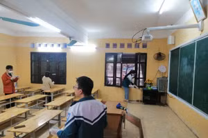 Học sinh trường THPT Hưng Yên vệ sinh trường lớp