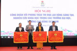 Chủ tịch Công đoàn Giáo dục Việt Nam tặng cờ thi đua cho các đơn vị xuất sắc