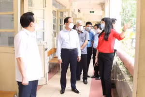 Đoàn công tác số 3 của Ban Thường vụ Thành ủy Hà Nội kiểm tra thực tế địa điểm thi Trường THPT Việt Đức, quận Hoàn Kiếm