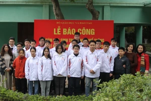 Đoàn học sinh Olympic quốc tế 2020 báo công dâng Bác