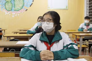 Học sinh lớp 9 của huyện Ba Vì trong ngày đầu tiên trở lại trường học trực tiếp.