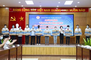 Lãnh đạo Sở GD&ĐT Hà Nội trao quà hỗ trợ đợt 2 năm học 2021-2022 cho 40 em học sinh có hoàn cảnh khó khăn.