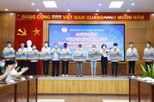 Lãnh đạo Sở GD&ĐT Hà Nội trao quà hỗ trợ đợt 2 năm học 2021-2022 cho 40 em học sinh có hoàn cảnh khó khăn.