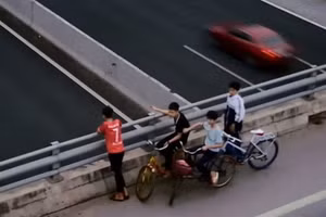 Hình ảnh nhóm học sinh được camera ghi lại