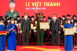 Thứ trưởng Bộ GD&T Hoàng Minh Sơn và Phó Bí thư Thành ủy Hà Nội Nguyễn Văn Phong trao bằng khen cho các thủ khoa.