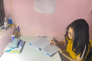 Linh Uyên bên góc học tập