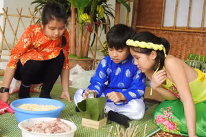 Học sinh Hà Nội trải nghiệm gói bánh chưng. Ảnh minh họa