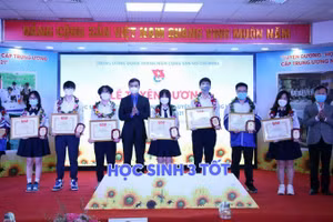 Bí thư thường trực Trung ương, Đoàn Bùi Quang Huy trao tặng danh hiệu "Học sinh 3 tốt" năm học 2020-2021.