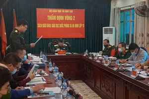 Hội đồng Quốc gia thẩm định sách giáo khoa Giáo dục quốc phòng và An ninh lớp 10 làm việc tại Hà Nội.