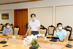 Lãnh đạo Trường Đại học Kinh tế quốc dân họp trực tuyến bàn các biện pháp phòng chống Covid-19.