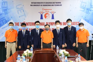 Lãnh đạo Cục Quản lý chất lượng (Bộ GD&ĐT) chụp ảnh cùng đội tuyển.