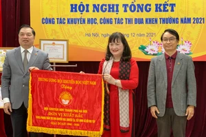 Hội Khuyến học Hà Nội nhận cờ thi đua của Trung ương Hội Khuyến học Việt Nam.