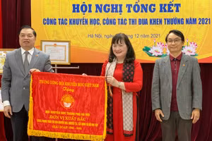 Hội Khuyến học Hà Nội nhận cờ thi đua của Trung ương Hội Khuyến học Việt Nam.