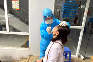 Giáo viên coi thi tại các điểm thi quận Hai Bà Trưng được lấy mẫu xét nghiệm Covid-19.