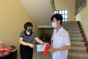 Học sinh được nhà trường hỗ trợ thay áo ướt