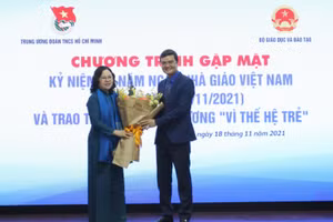 Bí thư Trung ương Đoàn Bùi Quang Huy tặng hoa chúc mừng Thứ trưởng Bộ GD&ĐT Ngô Thị Minh nhân ngày Nhà giáo Việt Nam