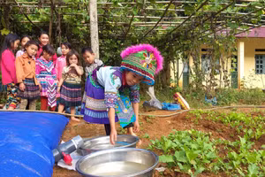 Học sinh Mường Khương chắt chiu từng chậu nước.
