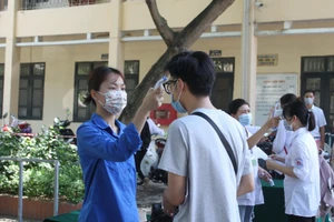 Thí sinh làm thủ tục dự thi tốt nghiệp THPT chiều 6/7 tại Hà Nội
