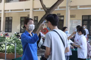 Thí sinh làm thủ tục dự thi tốt nghiệp THPT chiều 6/7 tại Hà Nội