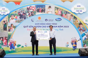 Ông Nguyễn Hạnh Phúc – Chủ tịch Hội đồng Quản trị Vinamilk (bên phải) trao bảng tượng trưng 1,5 triệu ly sữa của chương trình năm 2023 cho lãnh đạo Quỹ BTTEVN.