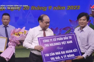 Đại diện Tập đoàn TNG Holdings Vietnam trao tặng 5 tỷ đồng cho UB MTTQ tỉnh Hậu Giang.