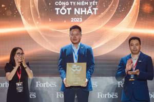 Ông Hà Trọng Khiêm - Phó Tổng giám đốc đại diện MB nhận giải thưởng