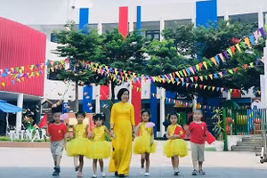 Cô Thúy Hạnh cùng các bé học sinh trong ngày Hội bé đến trường.