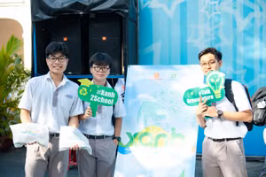 Học sinh trường THPT Chuyên Lê Hồng Phong (TP. Hồ Chí Minh) hào hứng chụp ảnh cùng standee và các món quà của cuộc thi “Tiếng nói Xanh”