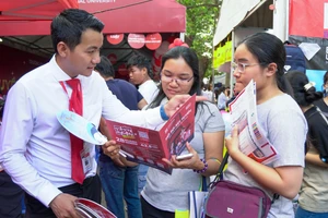 Các thí sinh tìm hiểu về phương thức xét tuyển sớm vào HIU tại ngày hội tư vấn tuyển sinh