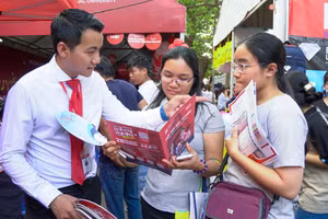 Các thí sinh tìm hiểu về phương thức xét tuyển sớm vào HIU tại ngày hội tư vấn tuyển sinh