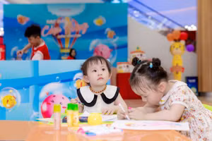 Các em nhỏ đắm chìm với trải nghiệm vui chơi sáng tạo và tha hồ tham gia các game thử thách tại “công viên chủ đề” Emoji Land ở Vincom.