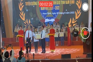 Em Ninh Thị Việt Hà được tuyên dương trong Lễ tuyên dương HSG tỉnh Nam Định năm học 2021 - 2022