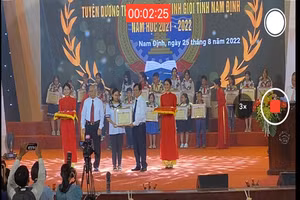 Em Ninh Thị Việt Hà được tuyên dương trong Lễ tuyên dương HSG tỉnh Nam Định năm học 2021 - 2022