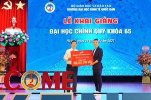 Đại diện TNG Holdings Vietnam trao 15 suất học bổng cho đại diện nhà trường tại Lễ Khai giảng.