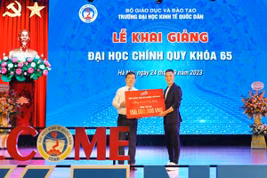 Đại diện TNG Holdings Vietnam trao 15 suất học bổng cho đại diện nhà trường tại Lễ Khai giảng.
