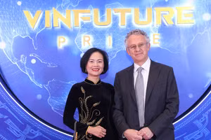 GS Nguyễn Thục Quyên và GS Sir Richard Henry Friend (chủ tịch Hội đồng Giải thưởng VinFuture) tại Lễ Trao giải VinFuture ngày 20/12/2022