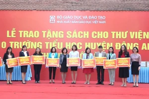 NXB Giáo dục Việt Nam tặng sách cho 10 thư viện trường tiểu học ở huyện Đông Anh (TP. Hà Nội).