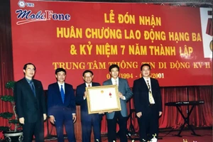 MobiFone vinh dự được trao tặng Huân chương Lao động hạng Ba năm 2001