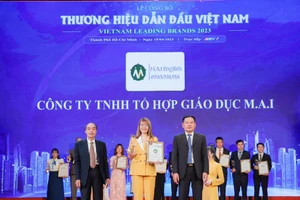 Cô Mai Trần (Nhà sáng lập kiêm GĐ điều hành Tổ hợp Giáo dục M.A.I) nhận giải thưởng “Top 10 Thương hiệu dẫn đầu Việt Nam - Vietnam Leading Brands 2023”.