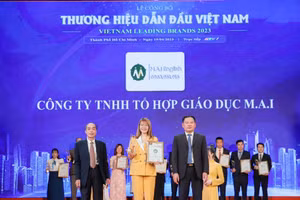 Cô Mai Trần (Nhà sáng lập kiêm GĐ điều hành Tổ hợp Giáo dục M.A.I) nhận giải thưởng “Top 10 Thương hiệu dẫn đầu Việt Nam - Vietnam Leading Brands 2023”.